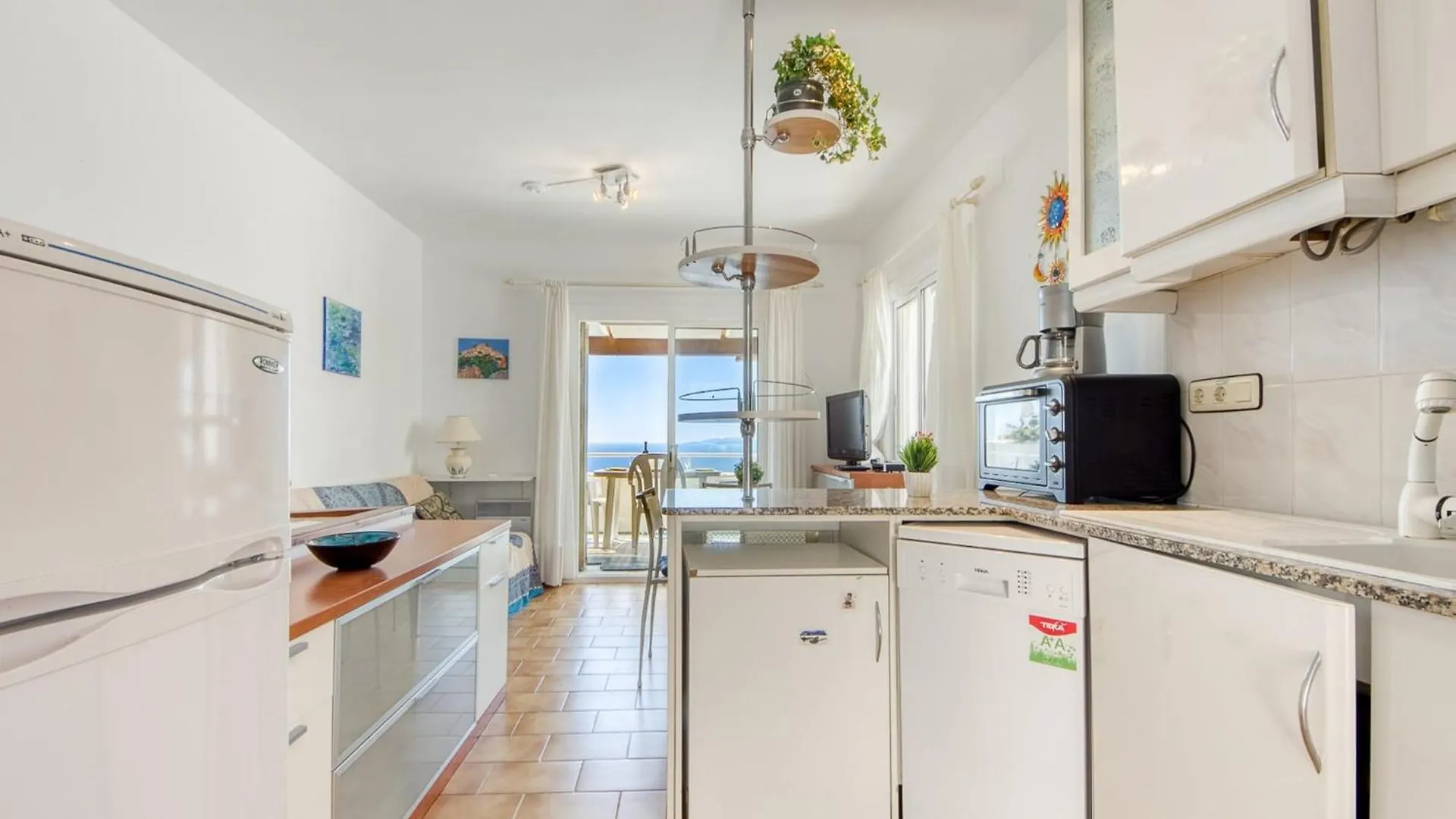 Lush Apartment With View Roses