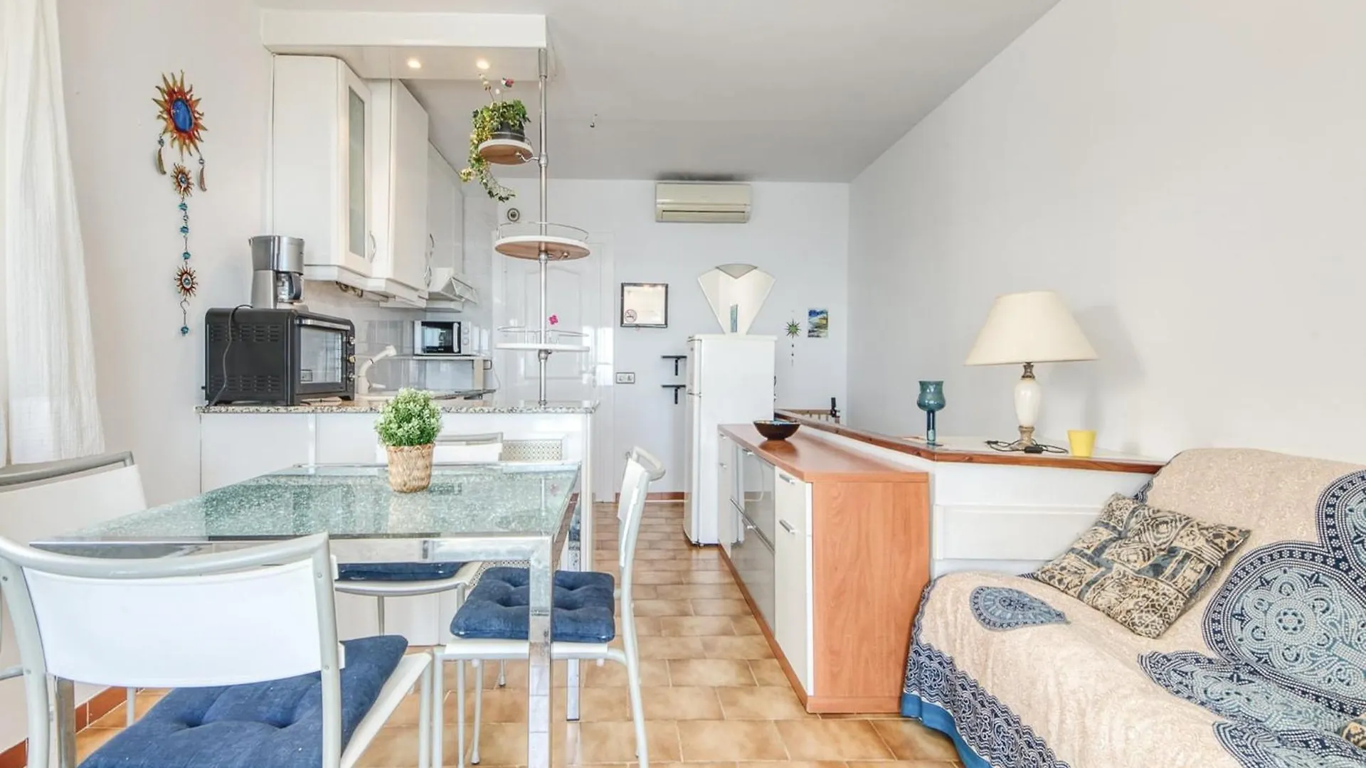 Lush Apartment With View Roses