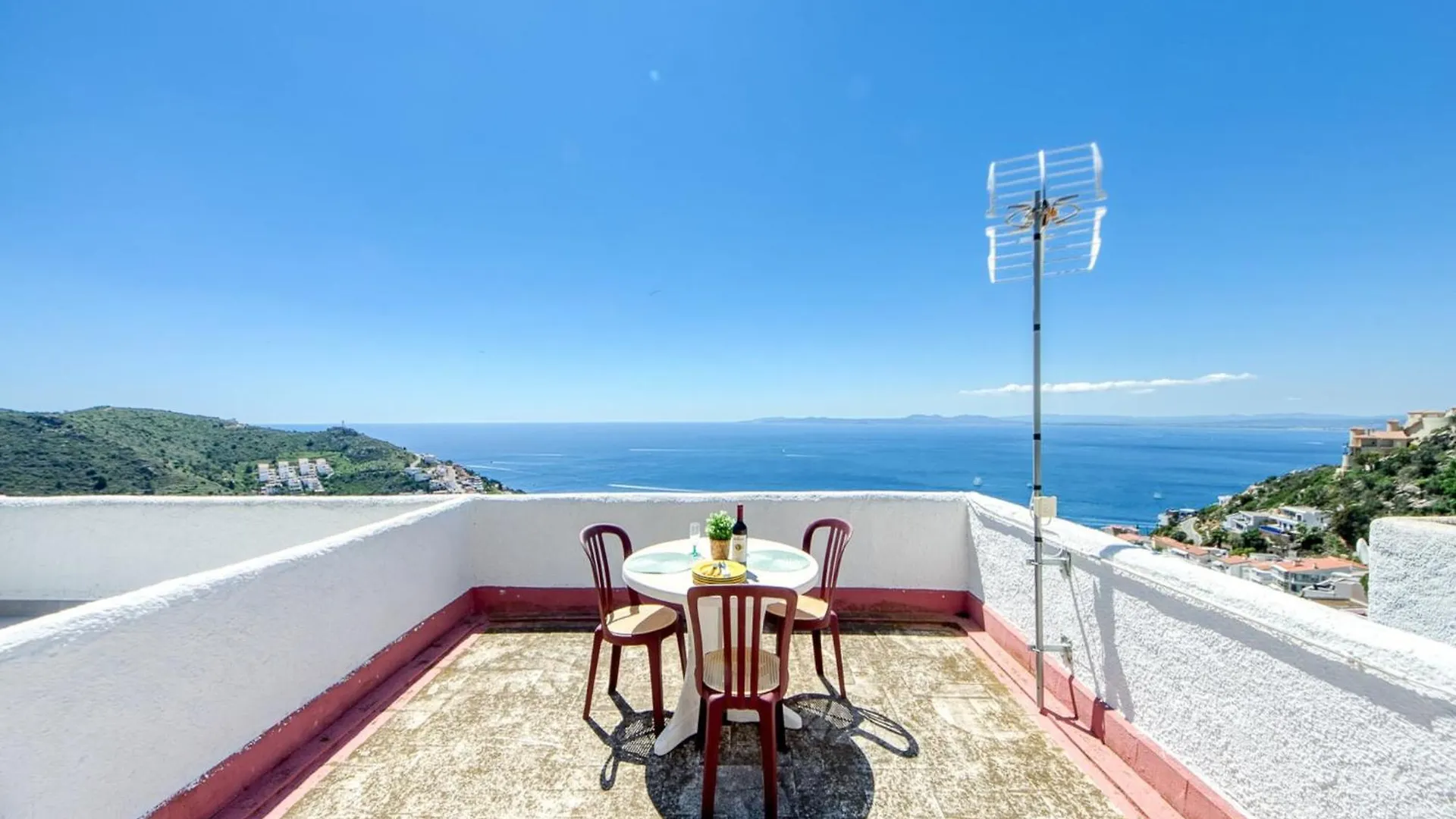 Lush Apartment With View Roses