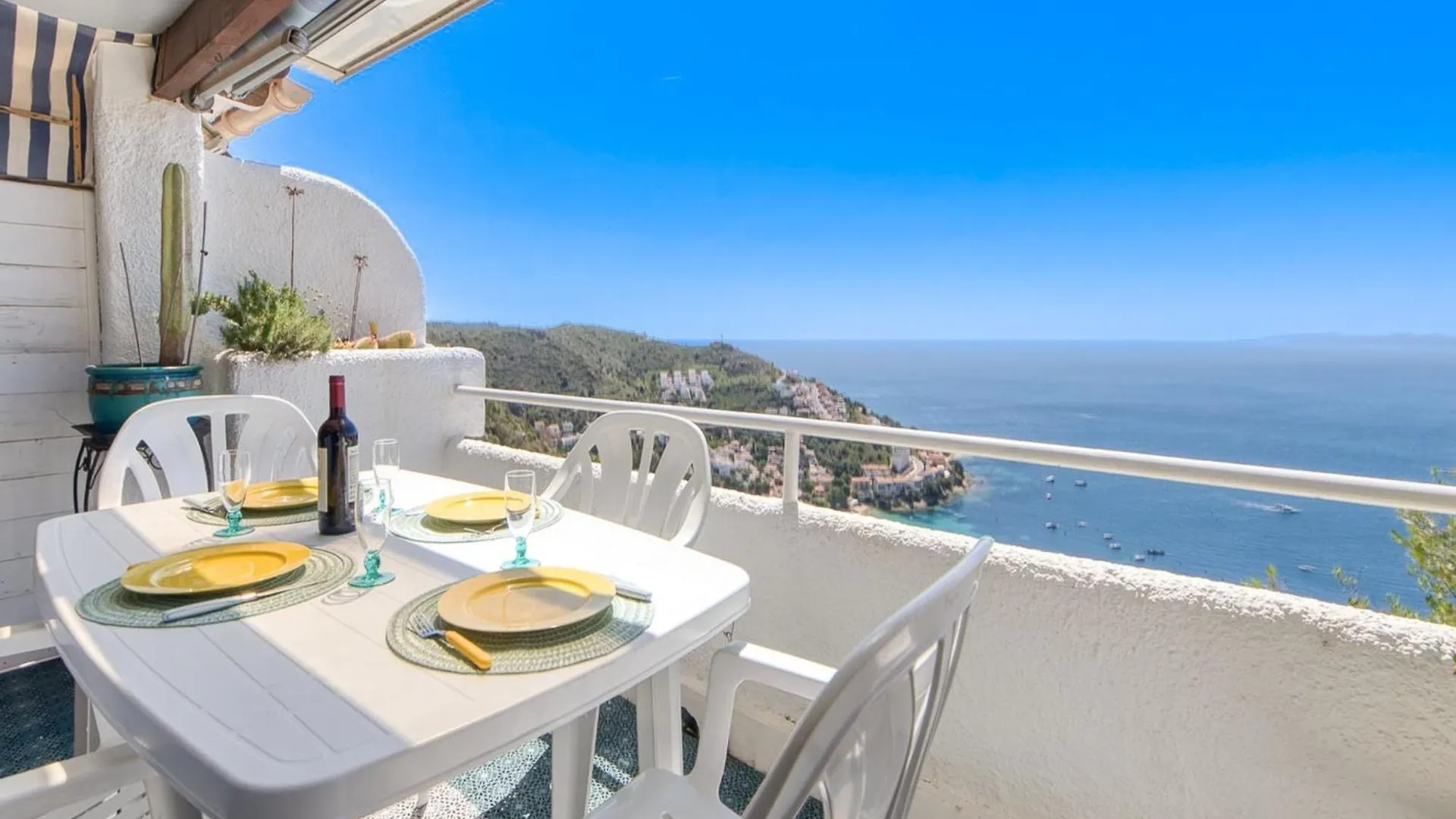 Lush Apartment With View Roses