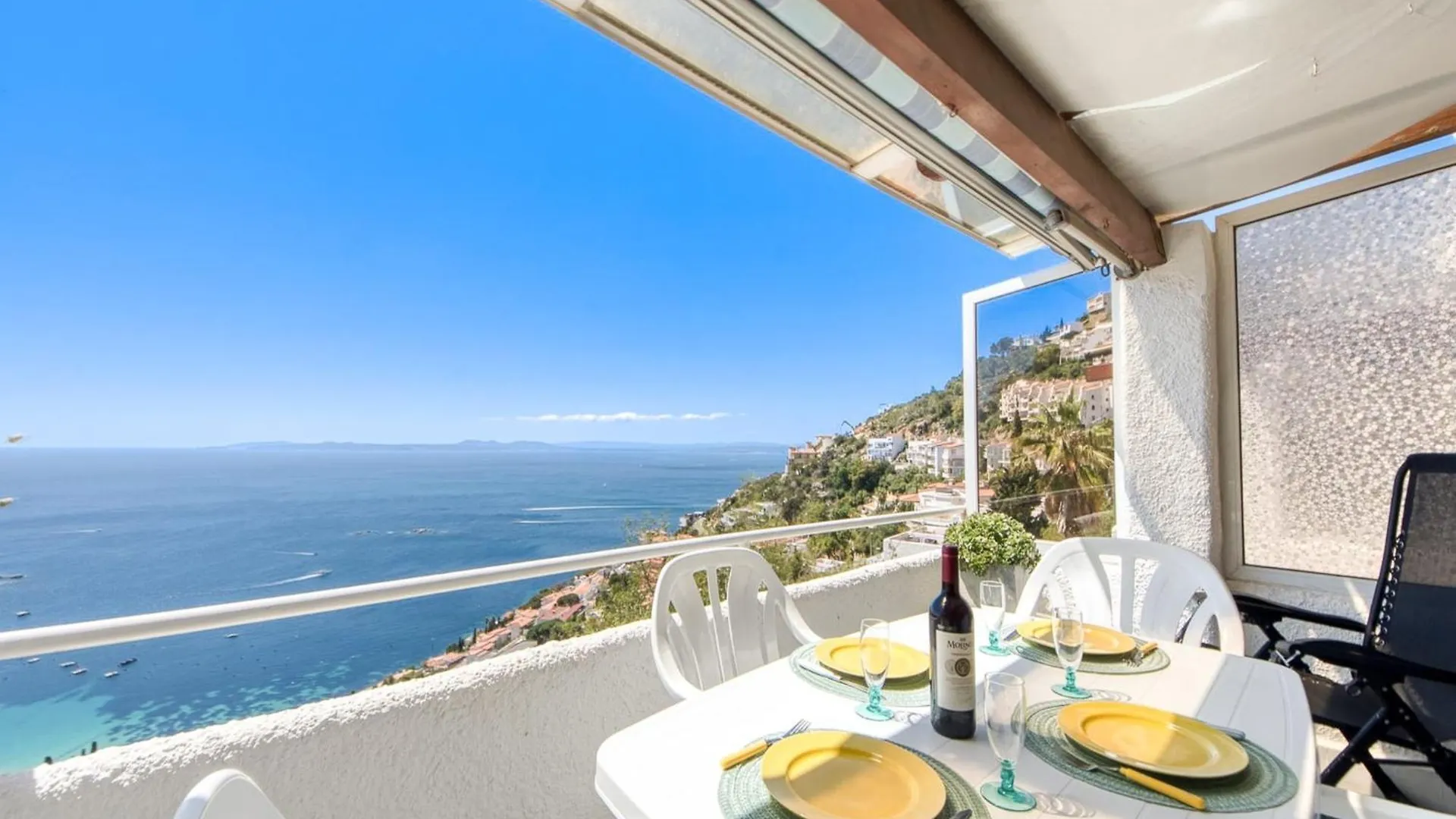 Lush Apartment With View Roses
