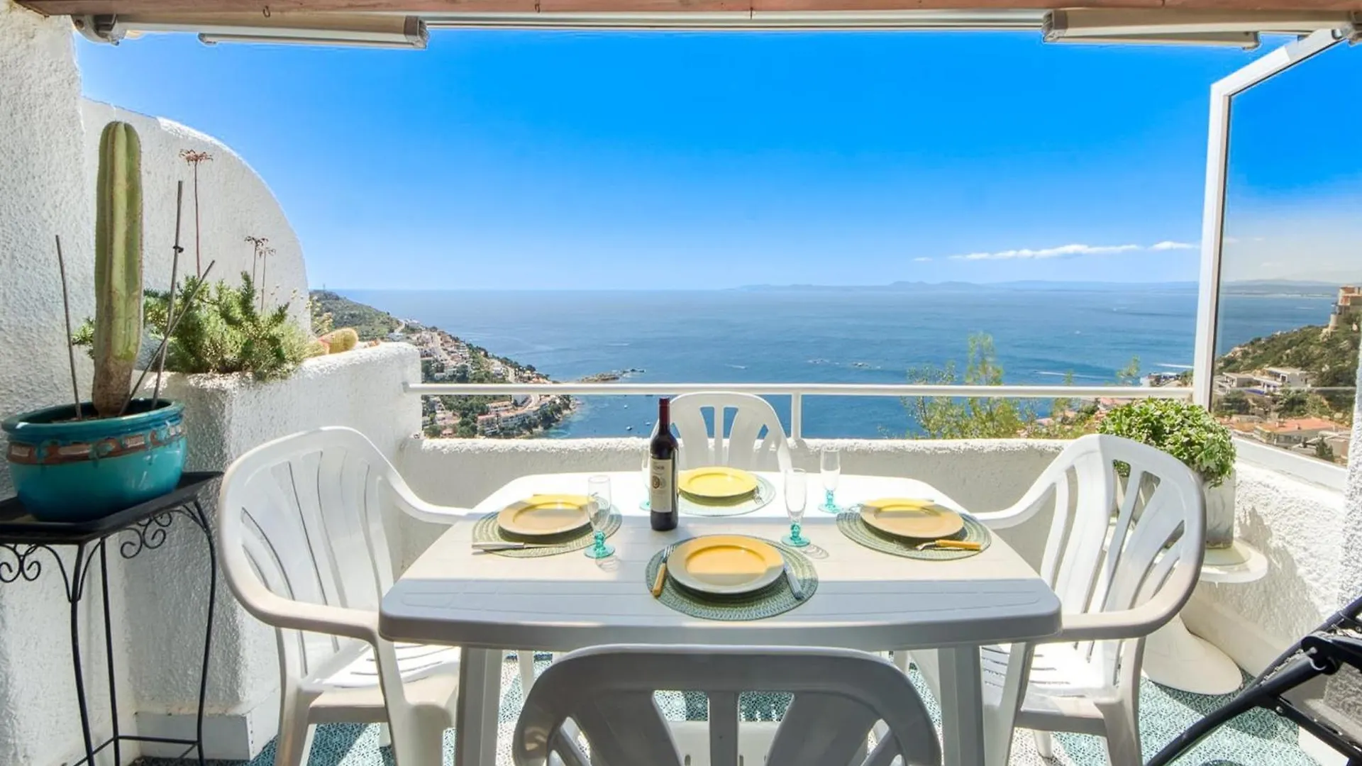 Lush Apartment With View Roses